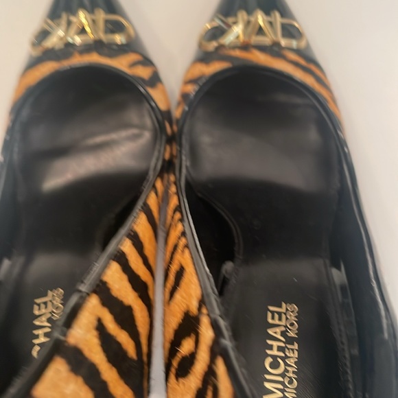Michael Kors, Parker Tiger Print Calf Hair and Leather pump. - Picture 4 of 5